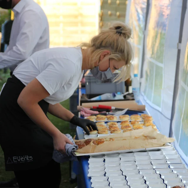 FSFF #2 
Auch in diesem Jahr durften wir die geladenen Gäste der Eröffnungsfeier des @fsffestival mit einem fünf-gängigen Flying Buffet verköstigen. 
Vor traumhafter Kulisse, direkt am Starnberger See!  Feta-Spinat-Taschen
• Brokkoli-Tatar mit Tomaten-Chips und Granatapfelkernen
• Walnuss-Ziegenkäse-Bällchen auf Preiselbeerdip 
• Rote-Beete-Couscous-Sushi mit Gurke & Frischkäse
• Weißes und Dunkles Mousse au chocolat  #deltaevents #food #drinks #service