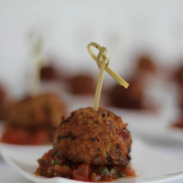 Bereits im vergangenen Jahr durften wir die Tagung einer Münchner Klinik im Schlosspalais No. 1 am Nymphenburger Schloss kulinarisch durch den Tag begleiten.  Frühstücksbuffet:
Gemüsesticks
Obstsalat
belegte Canapés  Mittagsbuffet:
Gebackene Reisbällchen mit hausgemachter Tomaten-Salsa
Flammküchlein Tomate-Mozzarella 
Gebratene Hähnchenspieße 
Grüner Couscous-Salat mit Granatapfelkernen 
Albondigas Fleischbällchen mit grünem Mojo
Süßkartoffelpommes mit Limetten-Sour Cream  Kaffeebuffet:
Hausgemachte Brownies 
Hausgemachte Windbeutel mit Sahne gefüllt 
Mascarpone-Creme mit Trauben und Cookies 
Zitronentarte  #deltaevents #food #münchen