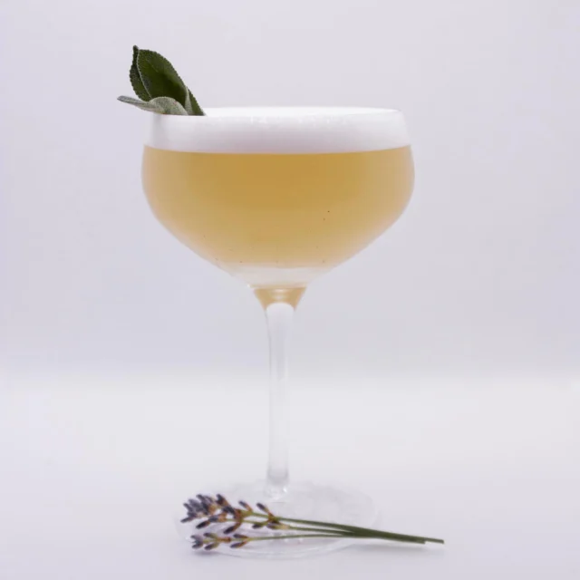 𝕃𝕪𝕤𝕚𝕒𝕟𝕖  Gin
Zitrone 
Salbei 
Rosmarin 
Eiweiß 
Zucker  #deltaevents #cocktails #lysiane