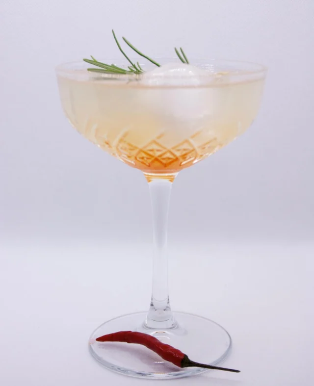 𝕀𝕔𝕙𝕙𝕖𝕚𝕤𝕤𝕖𝕊𝕠𝕡𝕙𝕚𝕖  Gin
Zitrone
Sweetchilli
Rosmarin 
Soda  #deltaevents #drinks #cocktails