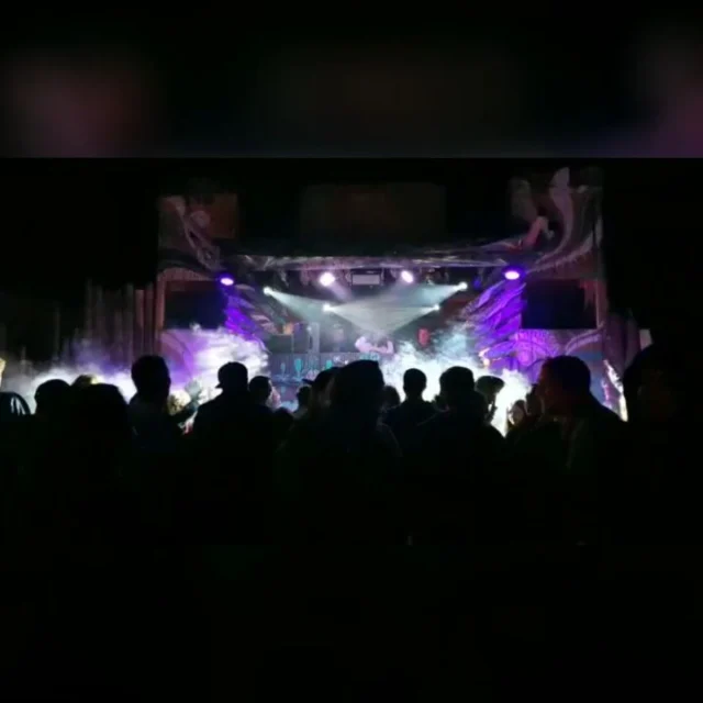 #throwback als wir mit euch noch gemeinsam tanzen durften.  Wie hier auf dem Feta Morgana Festival 2018 mit unserer Lichtshow für die Mainstage.  Ein virtuelles Shoutout an dieser Stelle an @fetarecords die die Starnberger Region mit Kultur bereichern – und mit denen die Zusammenarbeit immer eine ganz besondere Freude für uns ist!  #fetarecords #deltaevents #festival