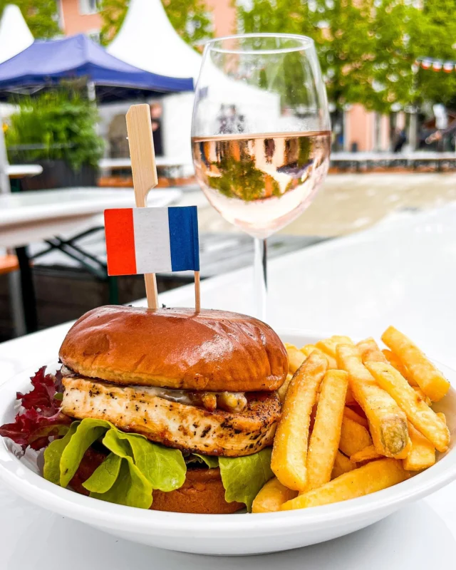 Bonjour mes amis🇫🇷 
Es ist soweit! Ab sofort findet ihr uns wieder auf der französischen Woche in Starnberg ➡️ noch bis Sonntag, den 21. Mai 2023, täglich (inklusive Vatertag) ab 12 Uhr.
Pünktlich zur Eröffnung dieser Feierlichkeit kamen auch die ersten Sonnenstrahlen heraus. Wir hoffen das Wetter hält die Woche über. Und wenn nicht... macht auch nichts, unser Team verwöhnt euch bei Wind und Wetter mit Köstlichkeiten angelehnt an die französische Küche. Kleiner Vorgeschmack gefällig: Burger au Chèvre - sinnlich weicher Ziegenkäse, gratiniert mit süßem Honig, gegrillter Feige, selbstgemachter Dattelsoße und knackigem Salat.
Kommt vorbei und lasst euch Verwöhnen. Bon appétit!🇫🇷  #food #delicious #france #foodporn #burger #burgertime #starnberg #französischewochestarnberg #goatcheese #pommes #honey #wine #winelover #localfood #foodphotography