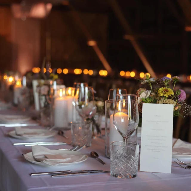 #tb Ein kleiner Rückblick auf unseren Sommer, wie hier bei einer wundervollen Hochzeit im Stadl. 
#food #drinks #service by @delta.events  #wedding #event #eventplanner #eventdesign #eventdecor #eventmanagement #weddinginspiration #weddingplanning #dinner #stadl #hochzeit