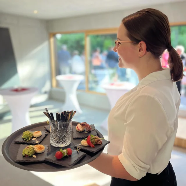 #tb Unser Sommer in Bildern: Fingerfood auf einem privaten Sommerfest.  Unter anderem mit Beeftatar, gegrilltem Oktopus, Avocadotatar, Melonen-Feta-Spieße als Fingerfood.  #Food #Drinks #Service by @delta.events  #event #catering #cuisine #fingerfood #summer #throwback