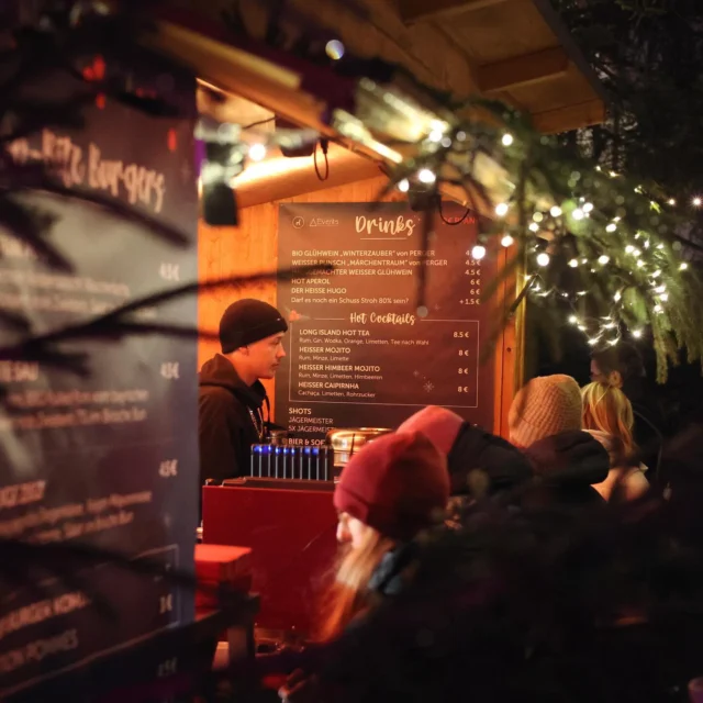 Nur noch wenige Wochen und wir dürfen euch endlich wieder gemeinsam mit dem @kommod.im.beccult am Christkindlmarkt in Starnberg persönlich begrüßen und mit heißen Cocktails, leckeren Speisen und nicht zuletzt feinem Glühwein verköstigen!  30.11. – 10.12. | Kirchplatz Starnberg  #christkindlmarkt #weihnachtsmarkt #starnberg #heißecocktails #glühwein