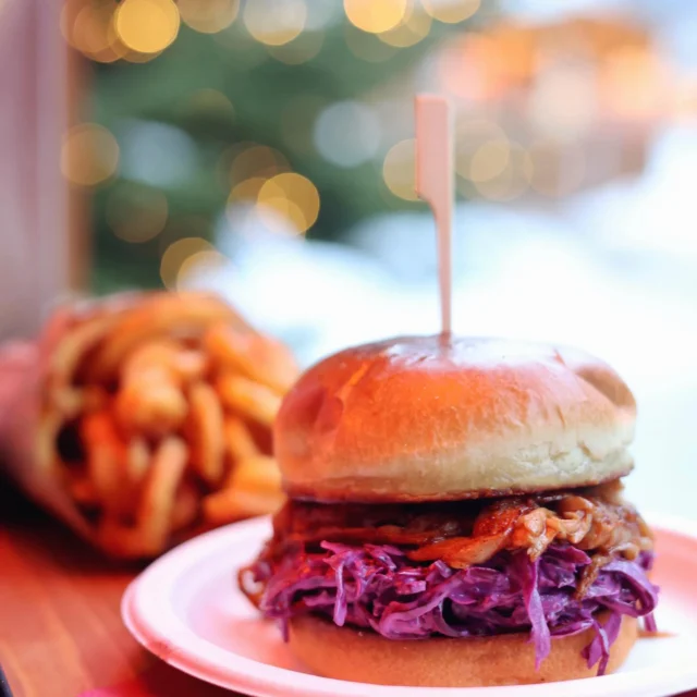 Nur noch dieses Wochenende!
Jetzt auf dem Christkindlmarkt in Starnberg die volle kulinarische Vielfalt auskosten.  • Curlyfries
• Vegan Pulled Mushroom Burger
• Pulled Gans Burger
• Kaiserschmarrn
• Churros  Bis Sonntag, 10.12.  #food #kulinarik #kaiserschmarrn #churros #pulledduck #pulledmushroom #burger #vegan #veggie #curlyfries #events #christkindlmarkt #weihnachtsmarkt