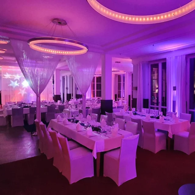 L I G H T 
Im Dezember letzten Jahres durften wir bei der Weihnachtsfeier von United Domains das Casino des Bayerischen Jacht Clubs in einen stimmungsvoll beleuchteten Eispalast verwandeln.
#deltaevents #starnbergersee #light